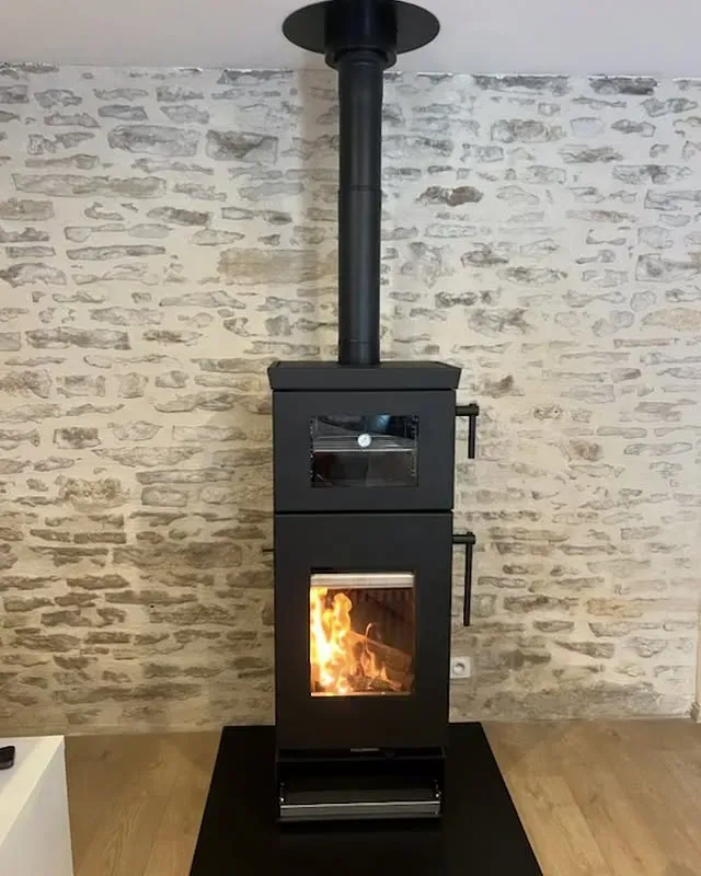 poele-granules-noir-flammes