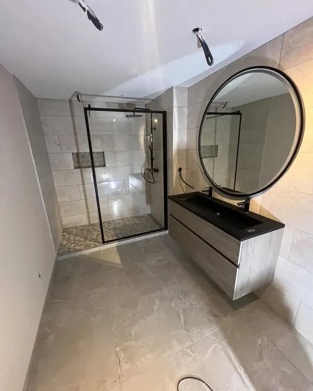 realisation-salle-de-bain-grise-noire