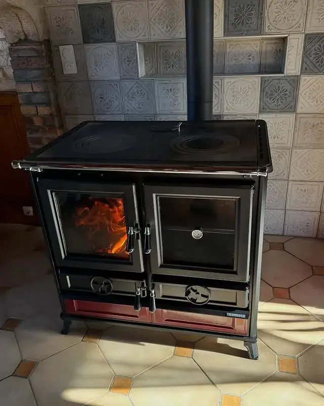 cuisiniere-bois-noir-rouge